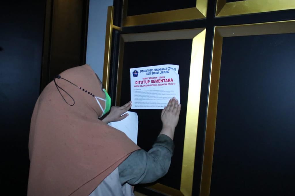 Tim Yustisi Segel Dua Tempat Usaha di Jl. Yos Sudarso