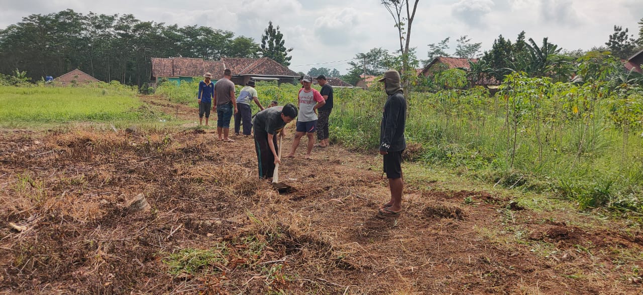 Kompak ! Warga Tanjung ALam Permai Bersih-Bersih Lingkungan