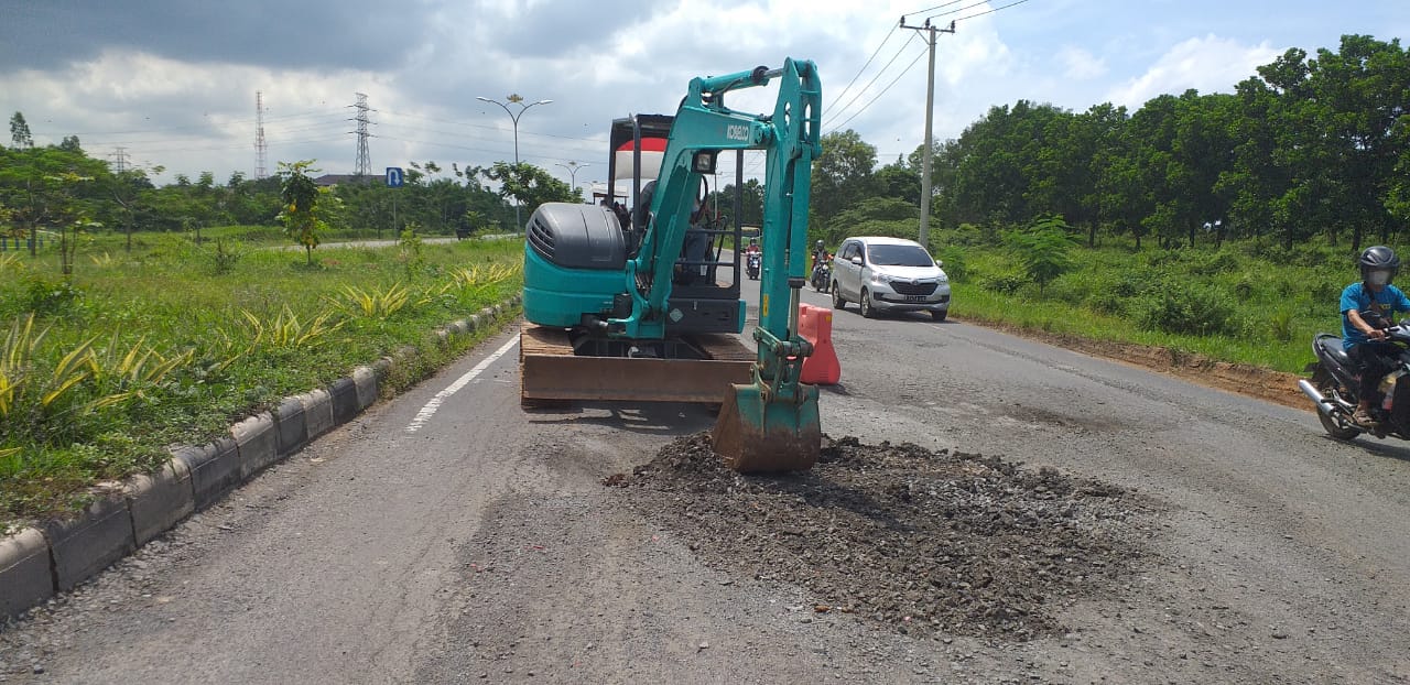 Jalan Akses Pintu Tol Kotabaru Diperbaiki