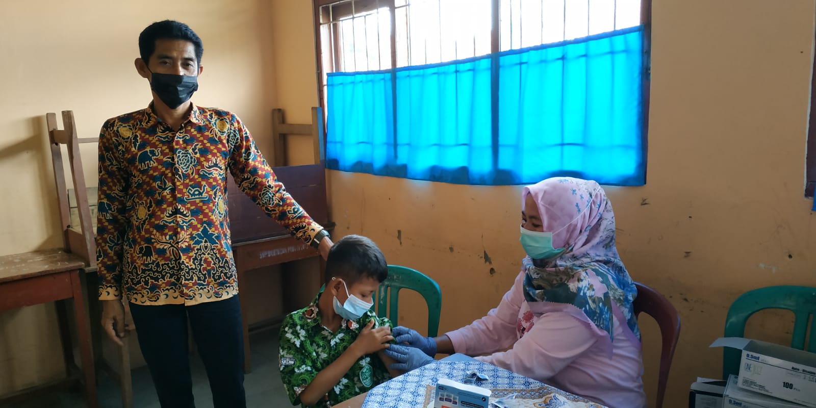 Ratusan Siswa Madrasah Ibtidaiyah Mathla\'ul Anwar Jalani Vaksinasi