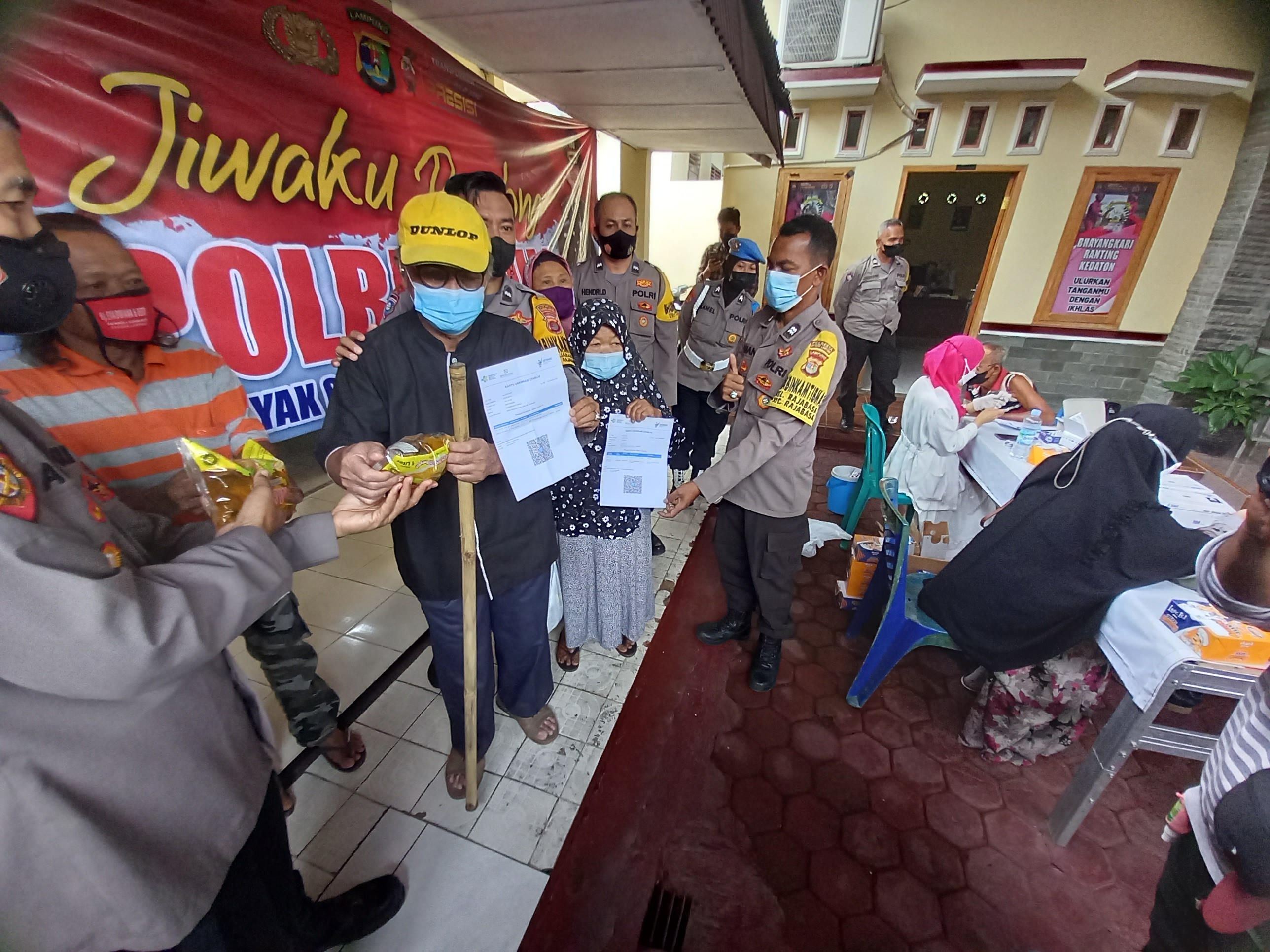 Vaksin Dapat Minyak Goreng, Polsek Kedaton Diserbu Emak-emak