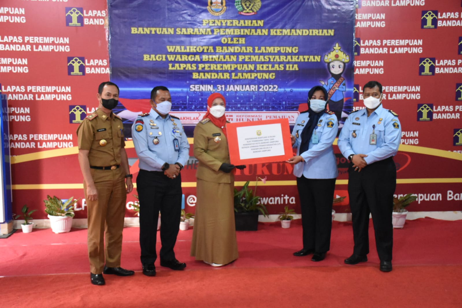 Dukung IKM di Lapas, Pemkot Bantu 20 Alat Pembidang Tapis