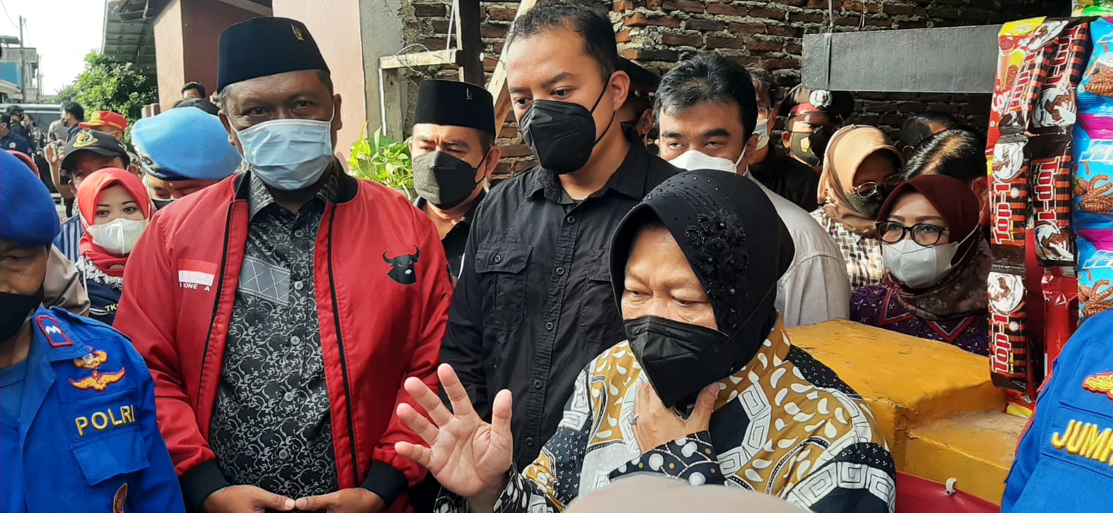 Mensos Salurkan Bantuan Modal Usaha dan Pengobatan untuk Riska