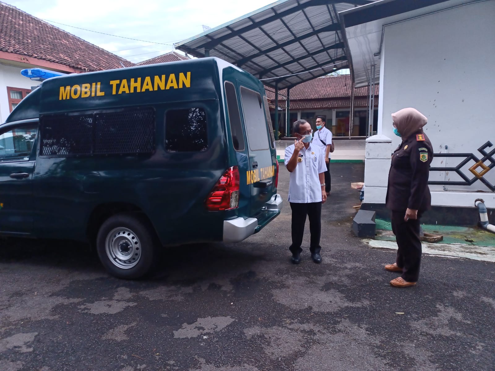 Pemkab Lamtim Hibahkan 3 Kendaraan Operasional untuk Kejari