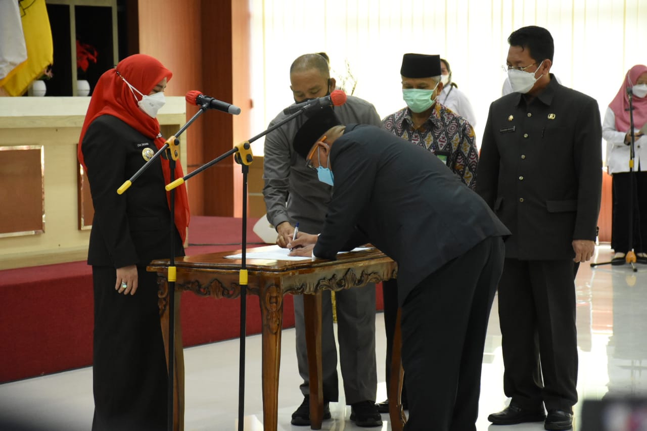 Lantik Dirut BPR Syariah, Eva Harapkan BUMD Bisa Backup PAD Pemkot