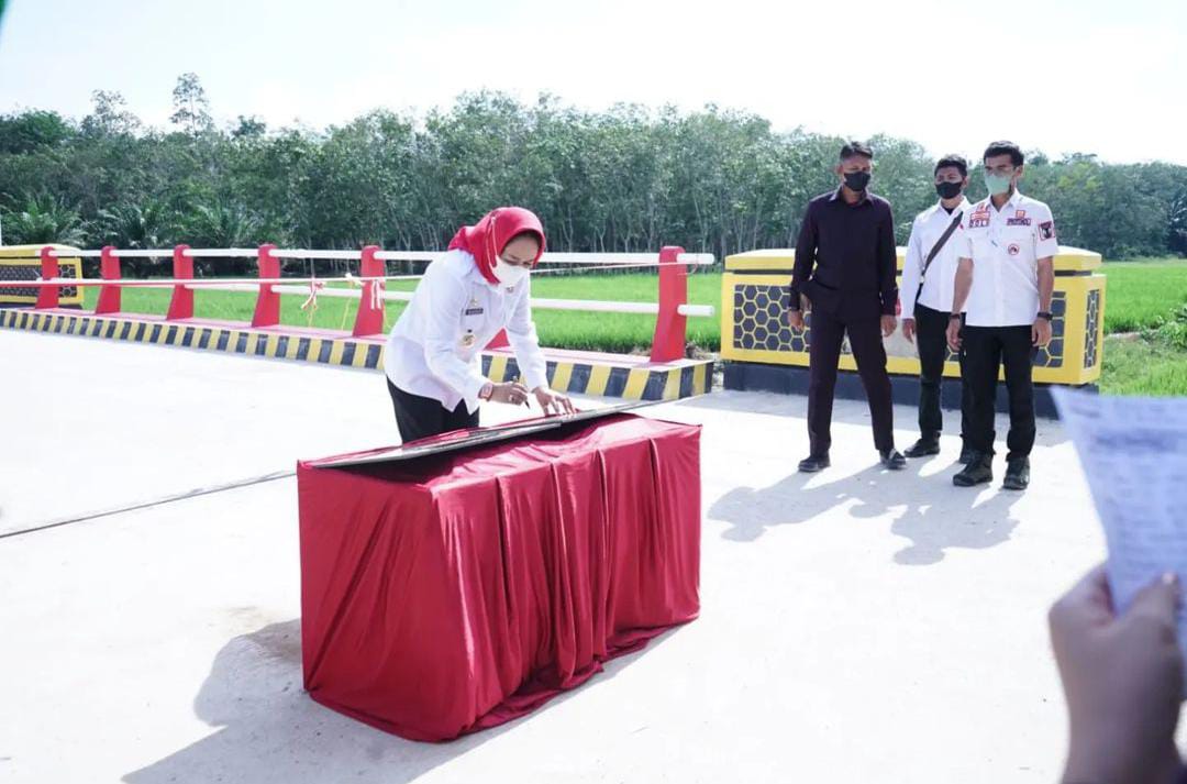 Winarti Resmikan Jembatan Way Badar I