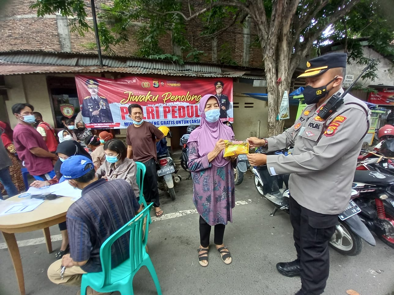 Vaksin di Polsek se-Bandarlampung Dapat Minyak Goreng