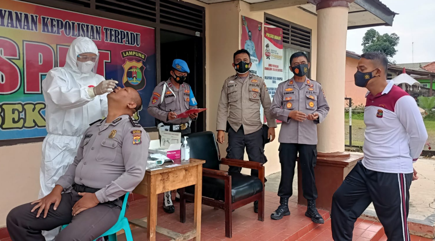 Personel Polsek Banjit Tes Swab Antigen