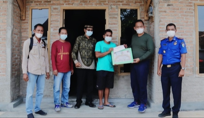 Wabup Serahkan Bantuan untuk Kakak Adik Korban Kebakaran 