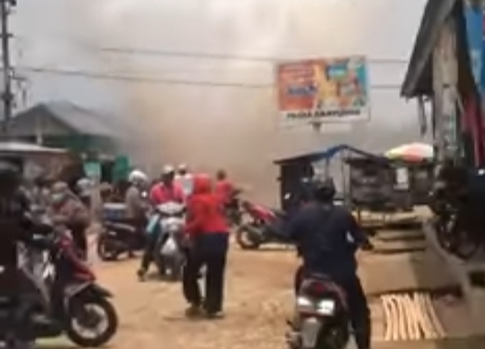 Warga Kaget, Muncul Semburan Air Tinggi di Jalan Raya