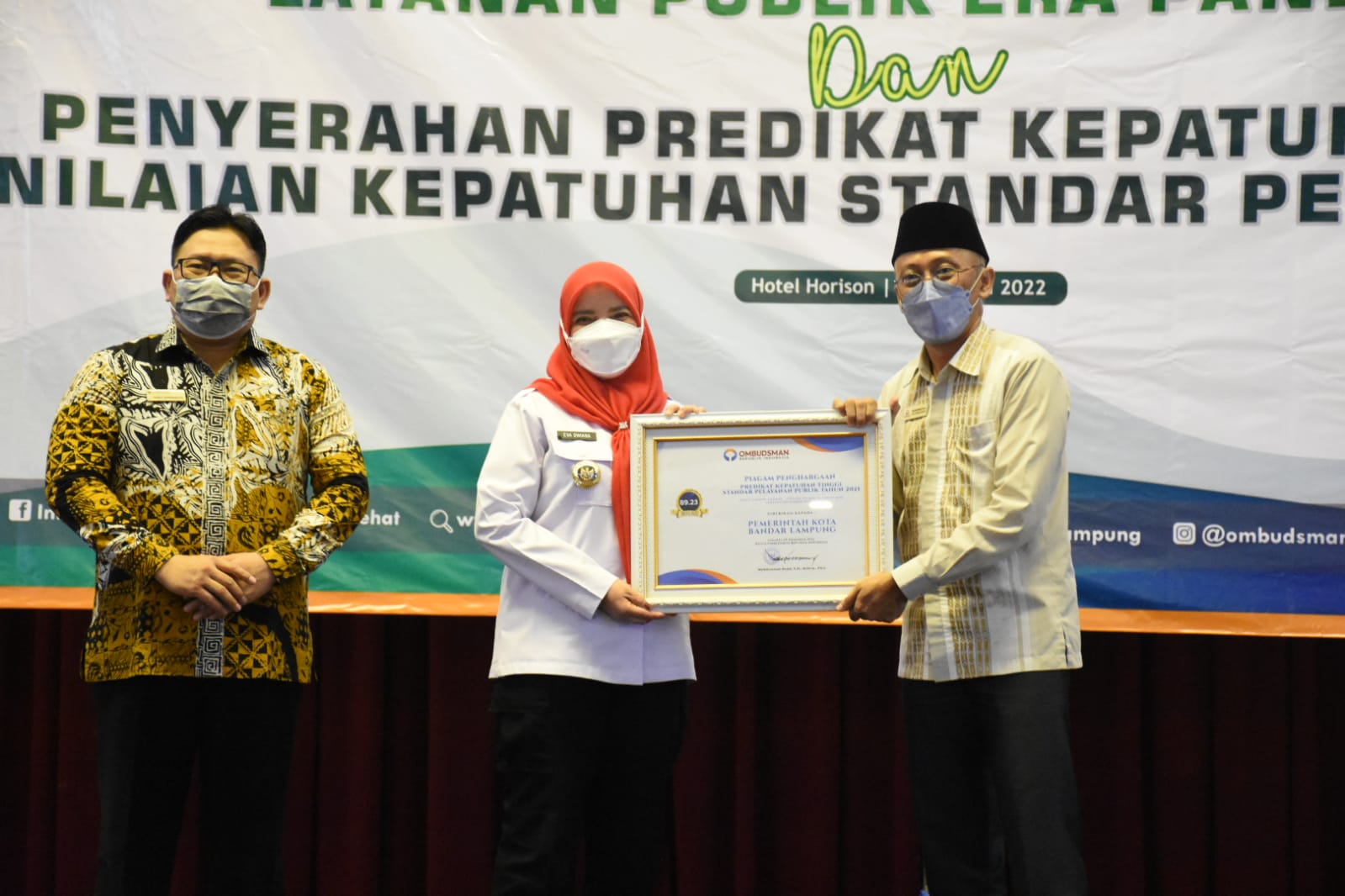 Pemkot Bandarlampung Terima Piagam Kepatutan Pelayanan dari Ombudsman