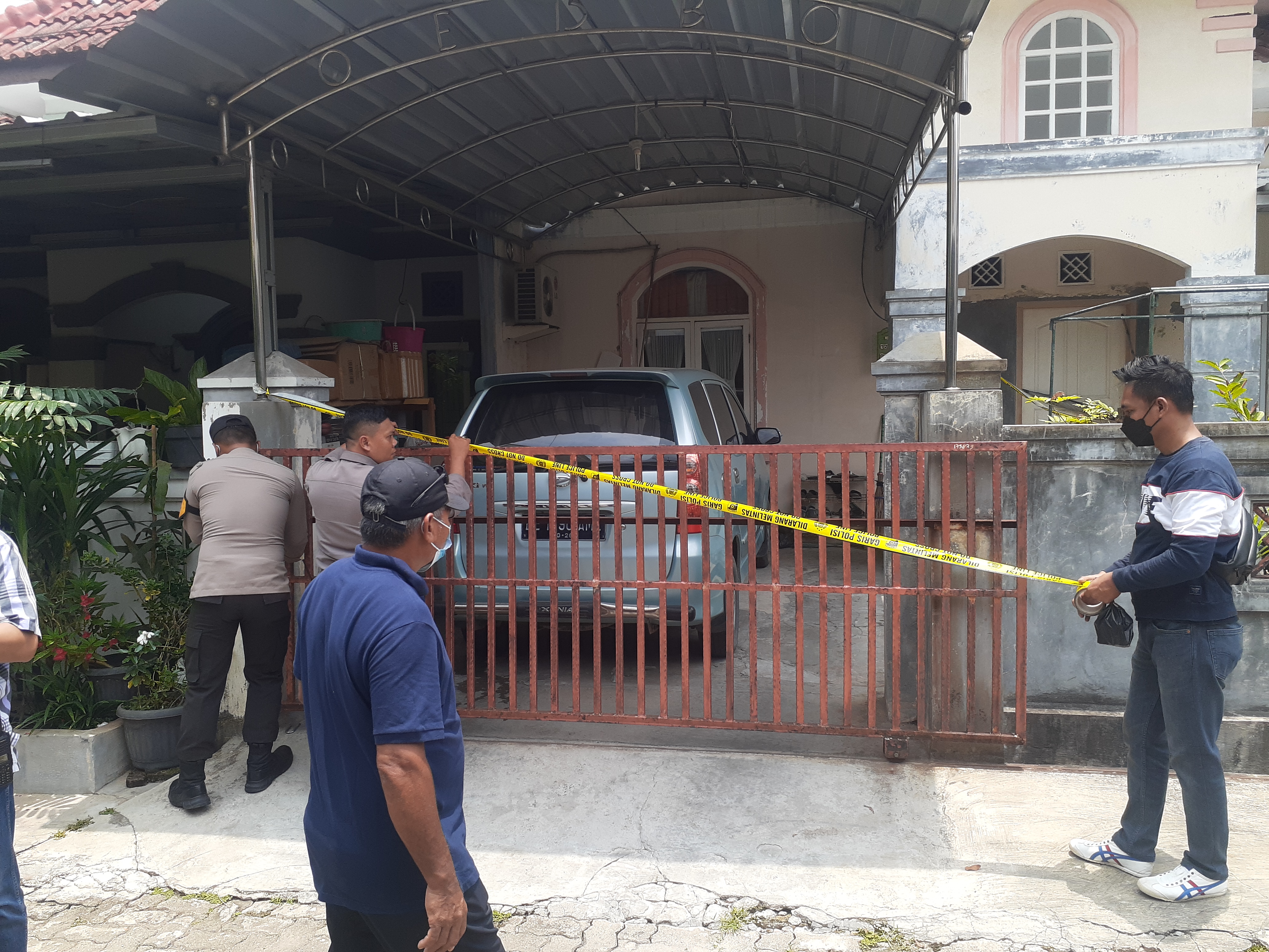 Cium Bau Busuk, Warga Kedamaian Geger Temukan Mayat di Dalam Rumah