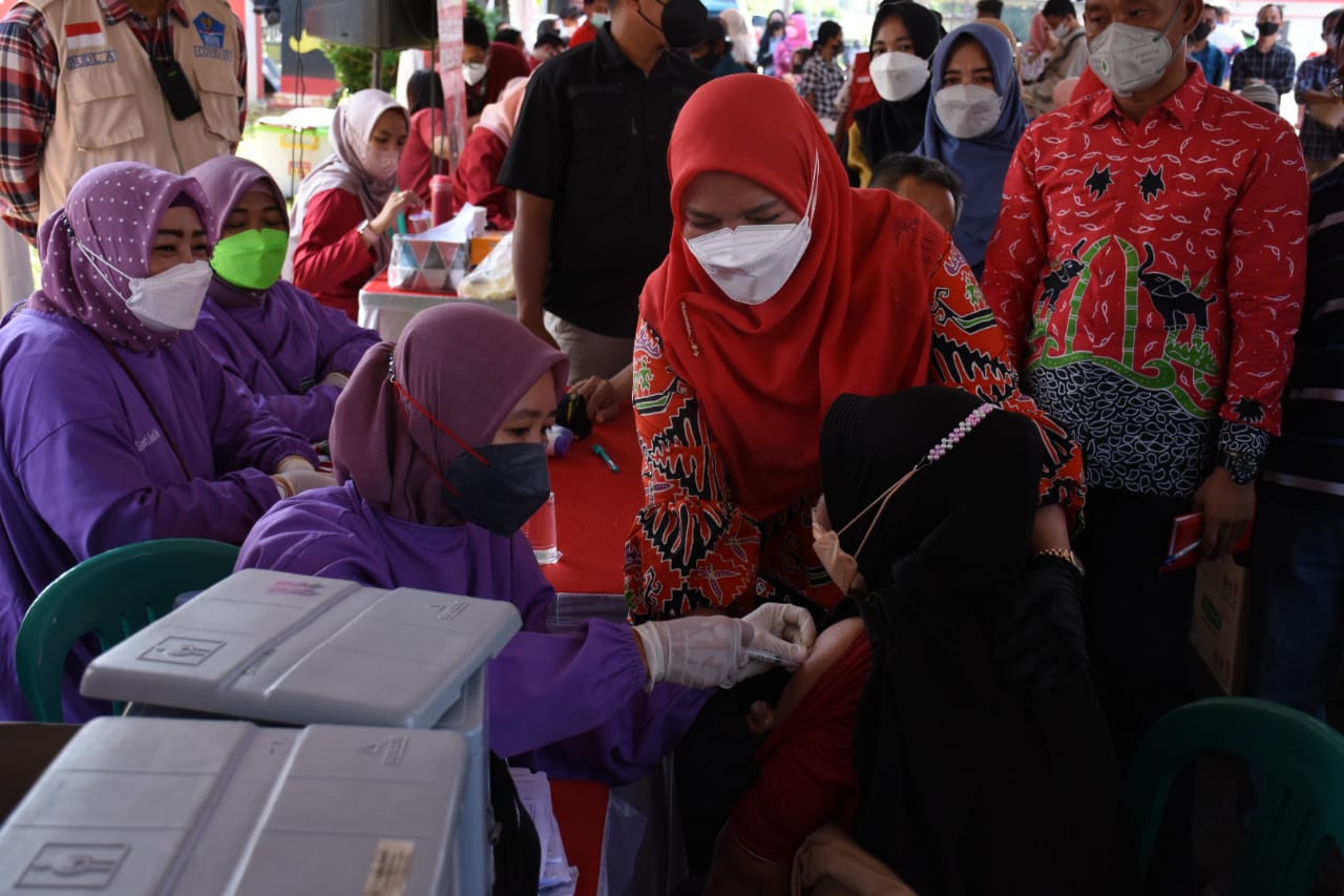 Pemkot Bagikan 10 Ribu Liter Minyak Goreng Ke Peserta Vaksinasi