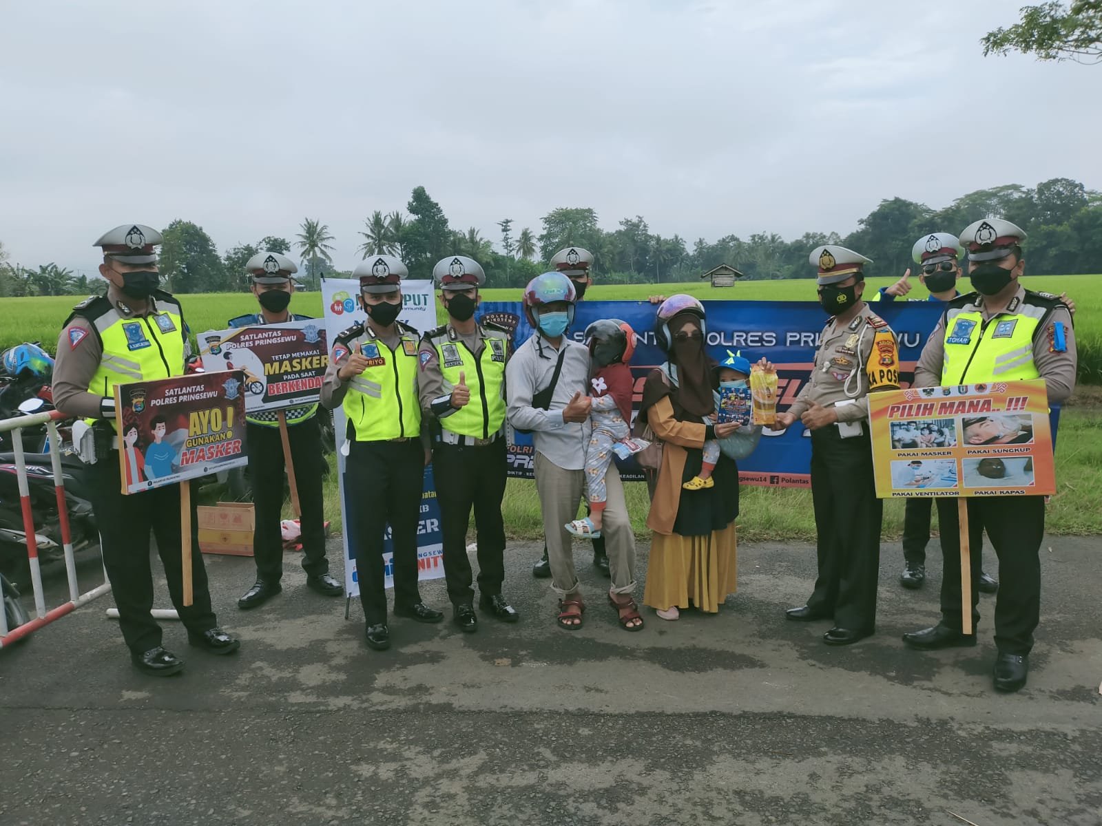 Polres Pringsewu Beri Hadiah untuk Pengendara Tertib Lalin