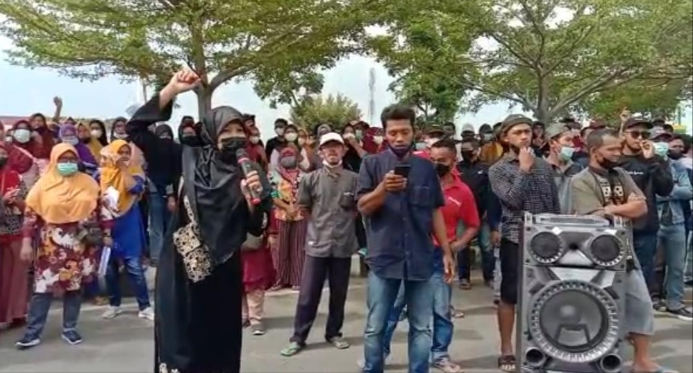 Datangi Kantor Pemkab, Warga Minta Kepala Pekon Mundur