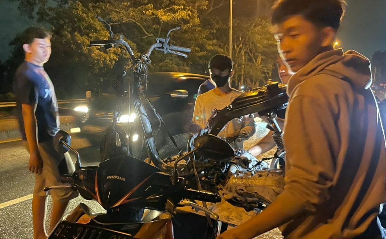 Motor Hangus di Jalan Soekarno-Hatta