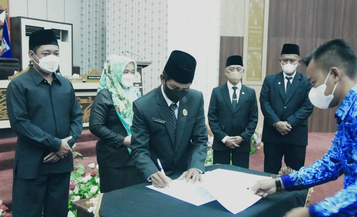 Paripurna, Bupati-Wakil Bupati Pringsewu Minta Maaf