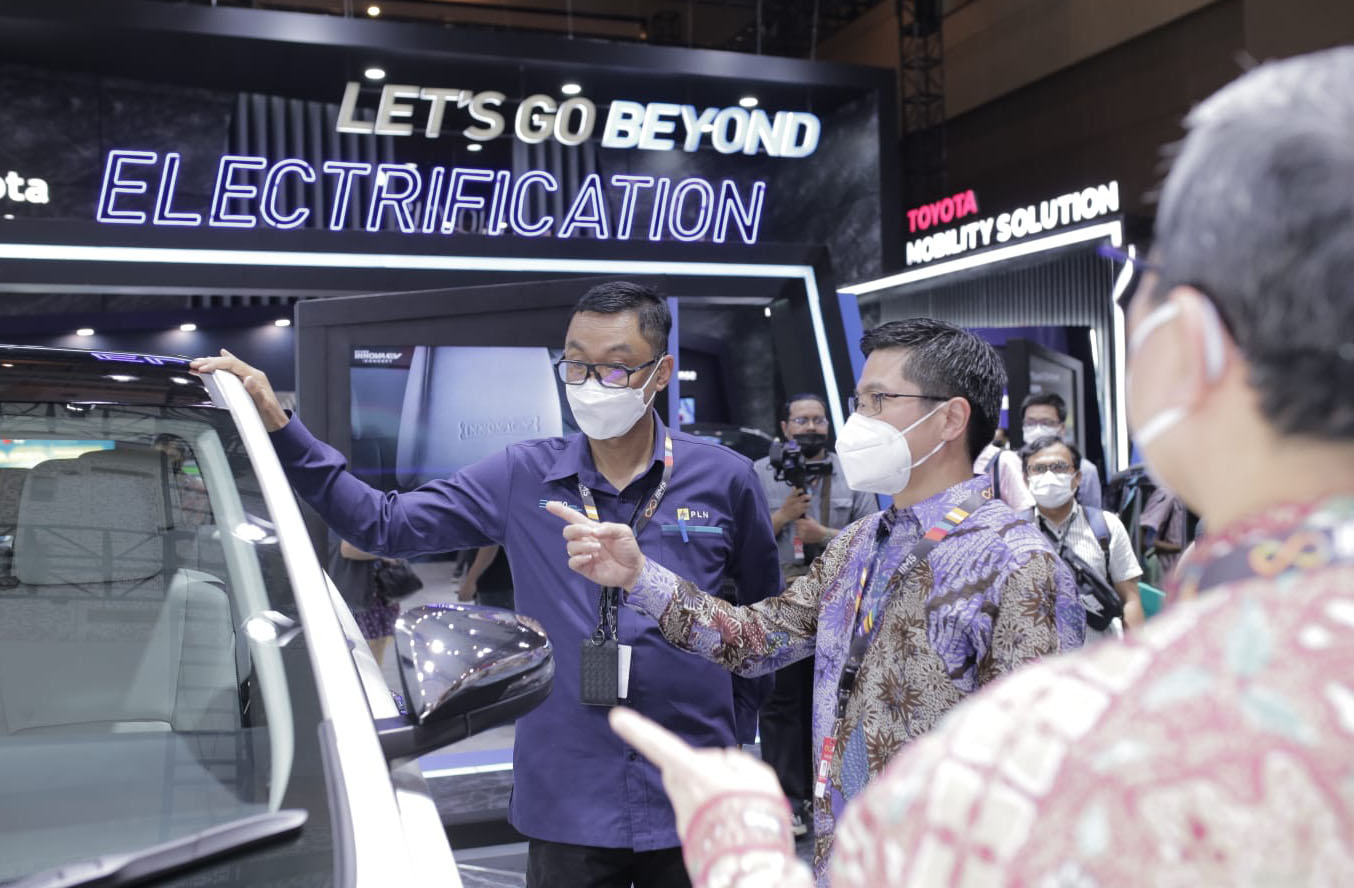 PLN Dukung Toyota Kembangkan Kendaraan Listrik di Indonesia