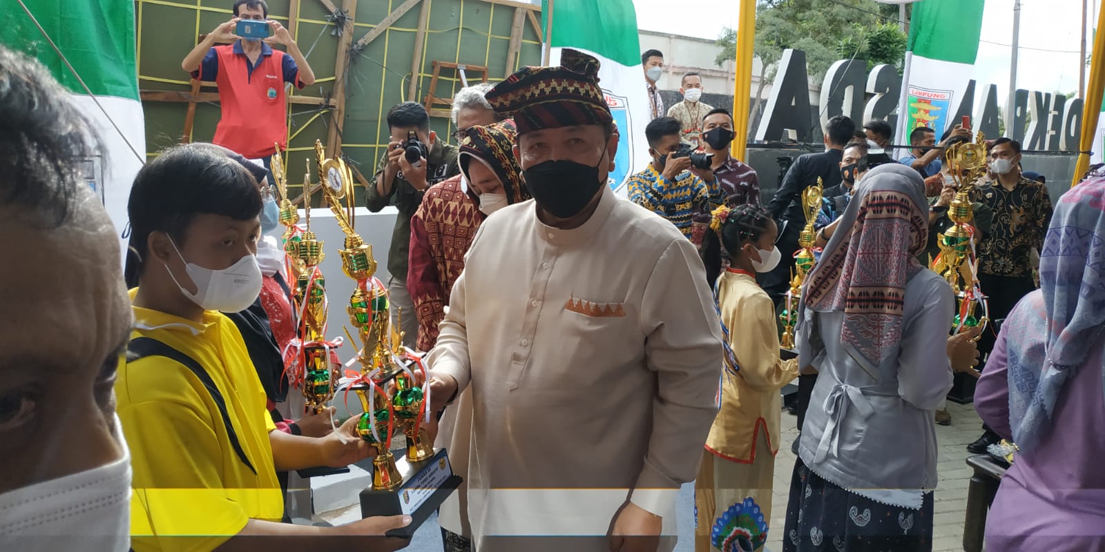 Dispora Serahkan Hadiah Pemenang Lomba Video Kreatif HUT Lampung