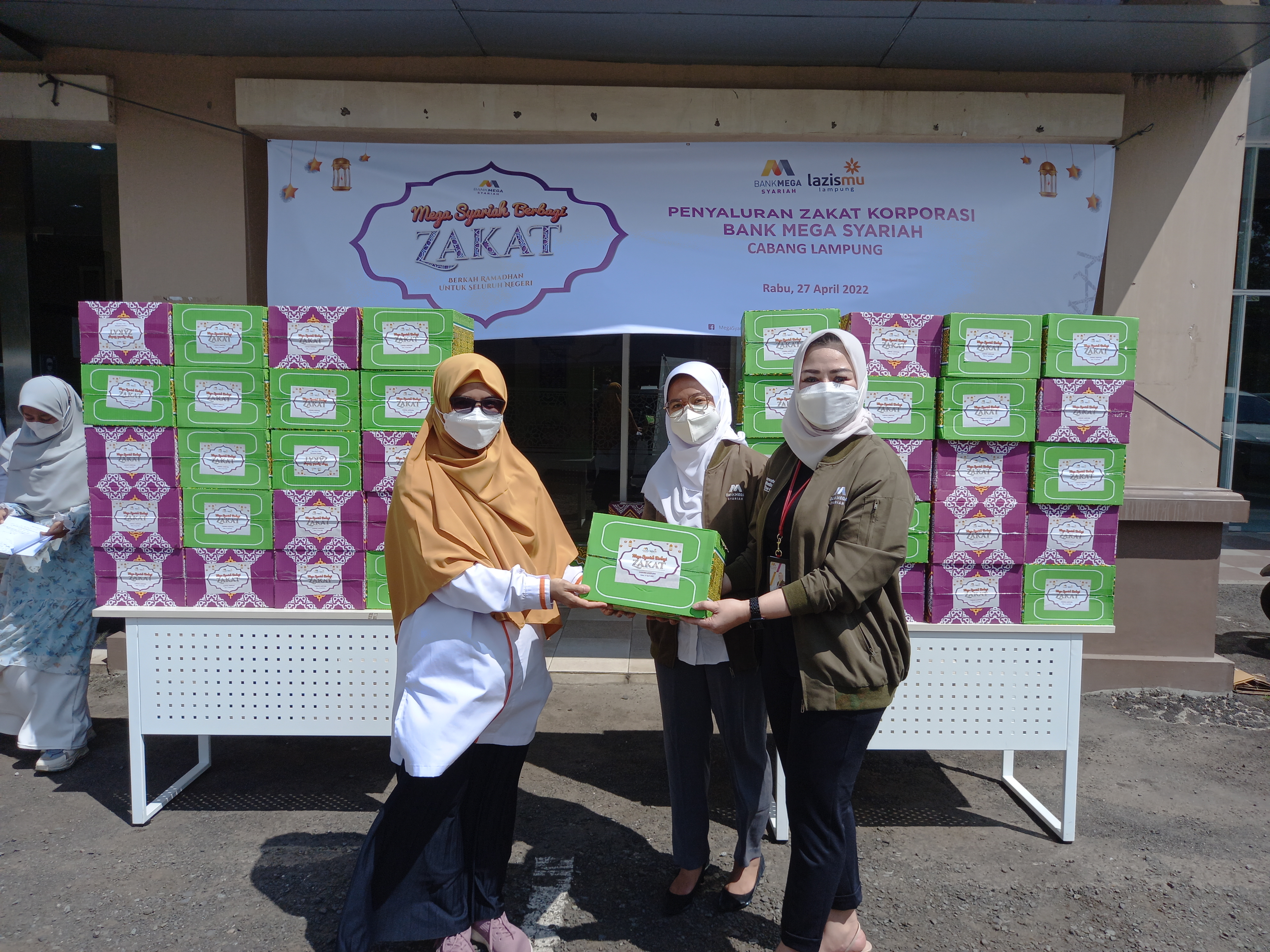 LAZIS Muhammadiyah dan Bank Mega Syariah Salurkan Bantuan ke Masyarakat