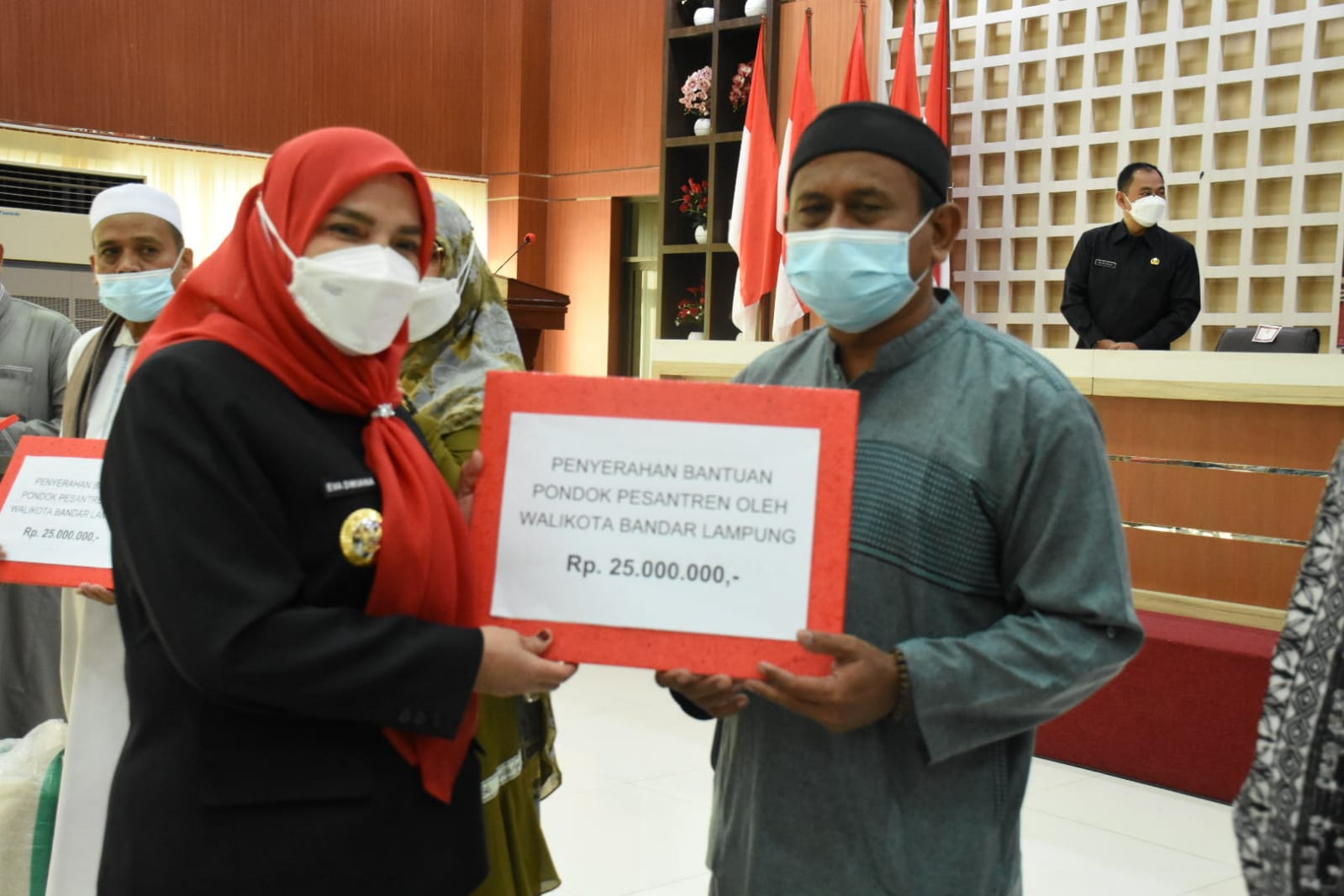 Eva Serahkan Bantuan Oprasional Ponpes