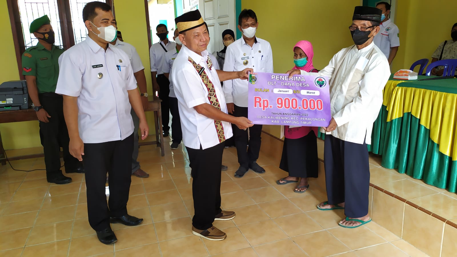 Bupati Lamtim Serahkan BLTDD Bagi Warga Pekalongan