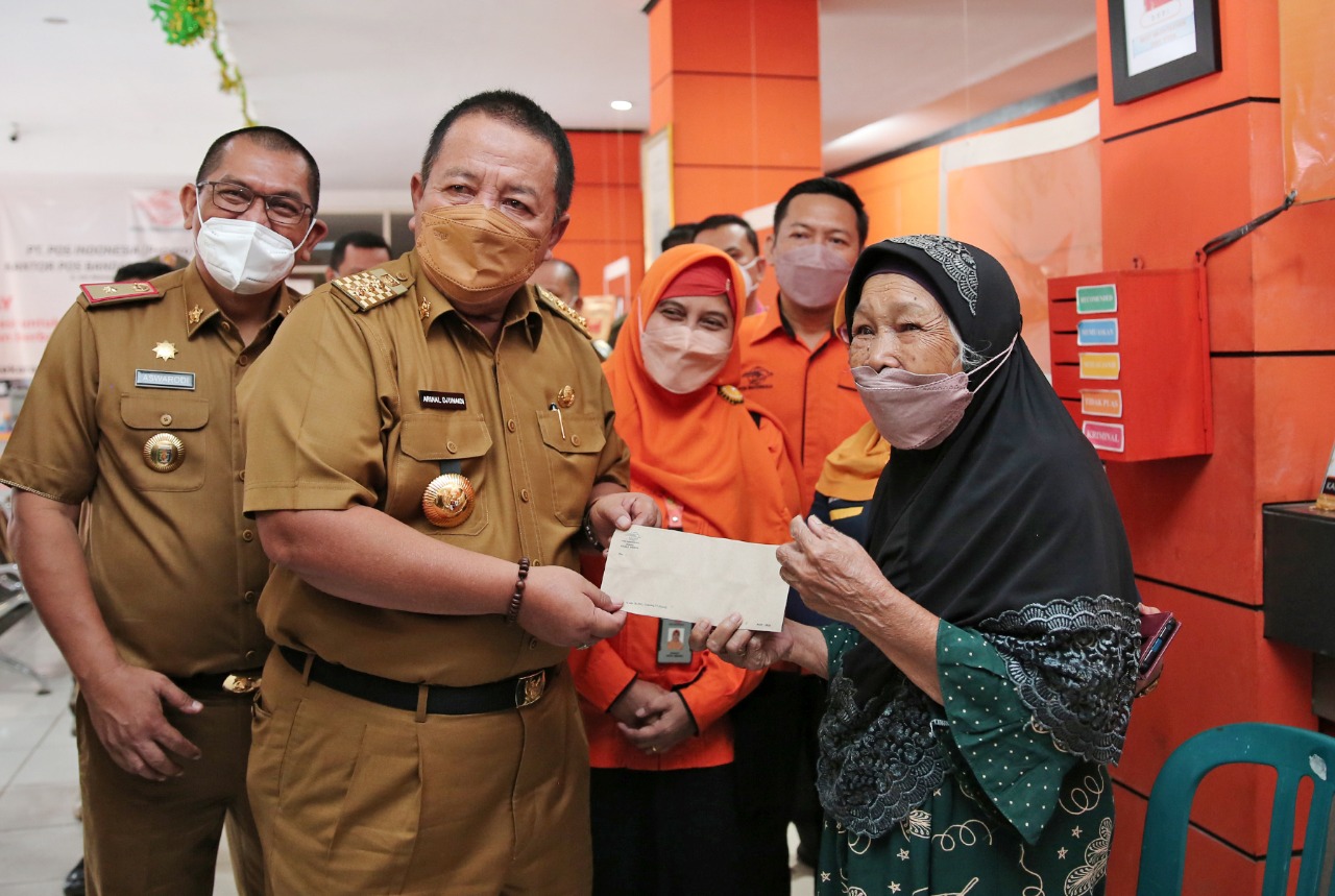 Gubernur Serahkan Penyaluran BLT Minyak, Ini Kuota Kabupaten/Kota