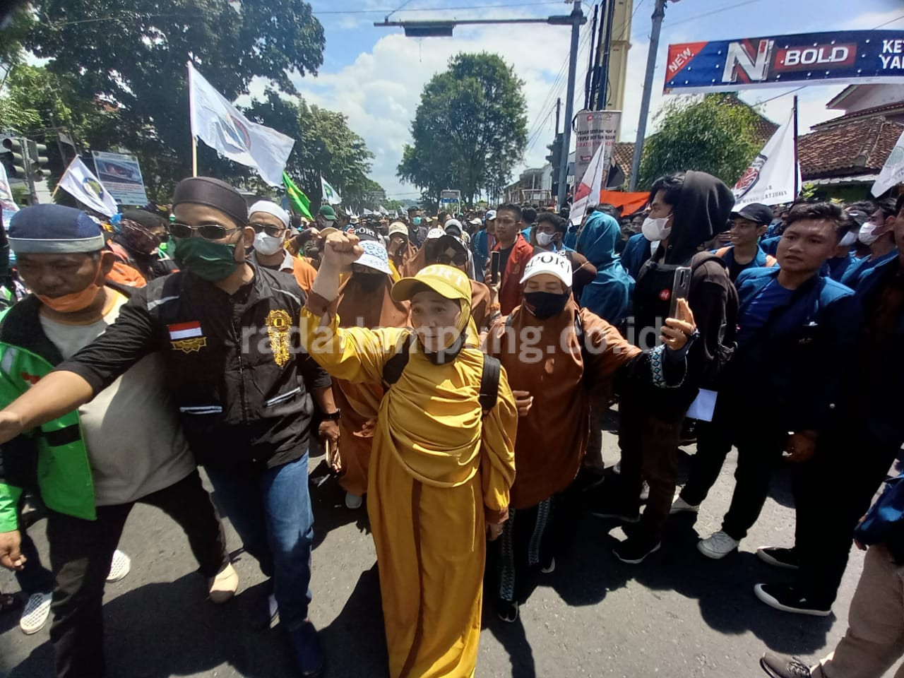 Emak-emak Ikut Suarakan Aksi bersama Mahasiswa
