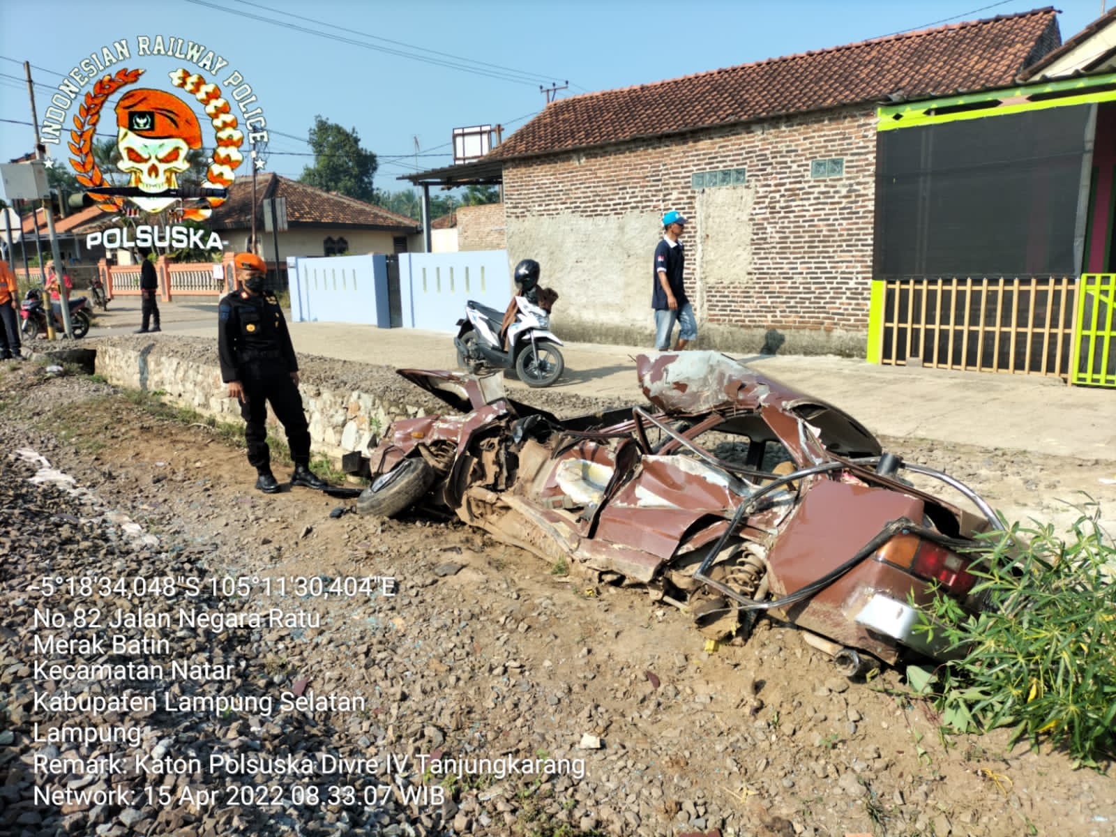 Tersenggol KA Babaranjang, Roda Empat yang Dikendarai Edi Warsito Terseret Belasan Meter