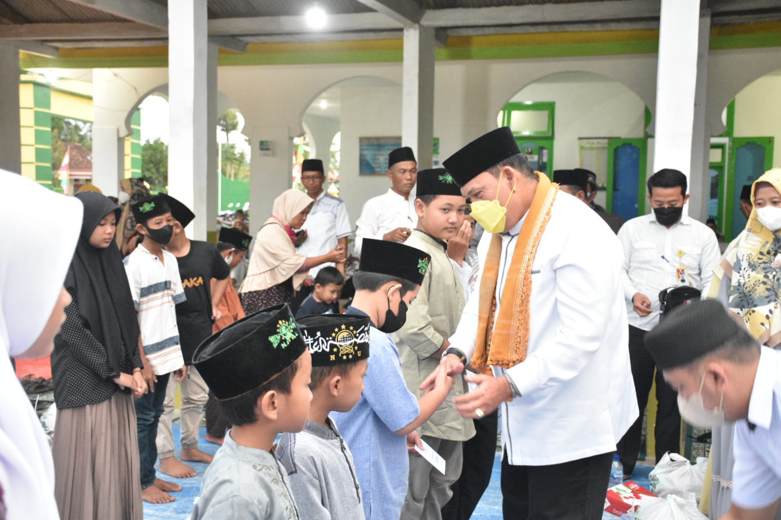 Silaturahmi Ramadhan di Batanghari, Wabup Lamtim Salurkan Bantuan Anak Yatim
