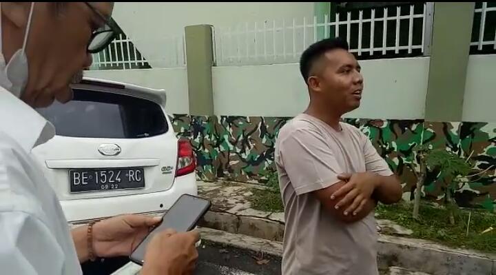 Mengantuk, Taksi Online Hajar Mobil Terparkir