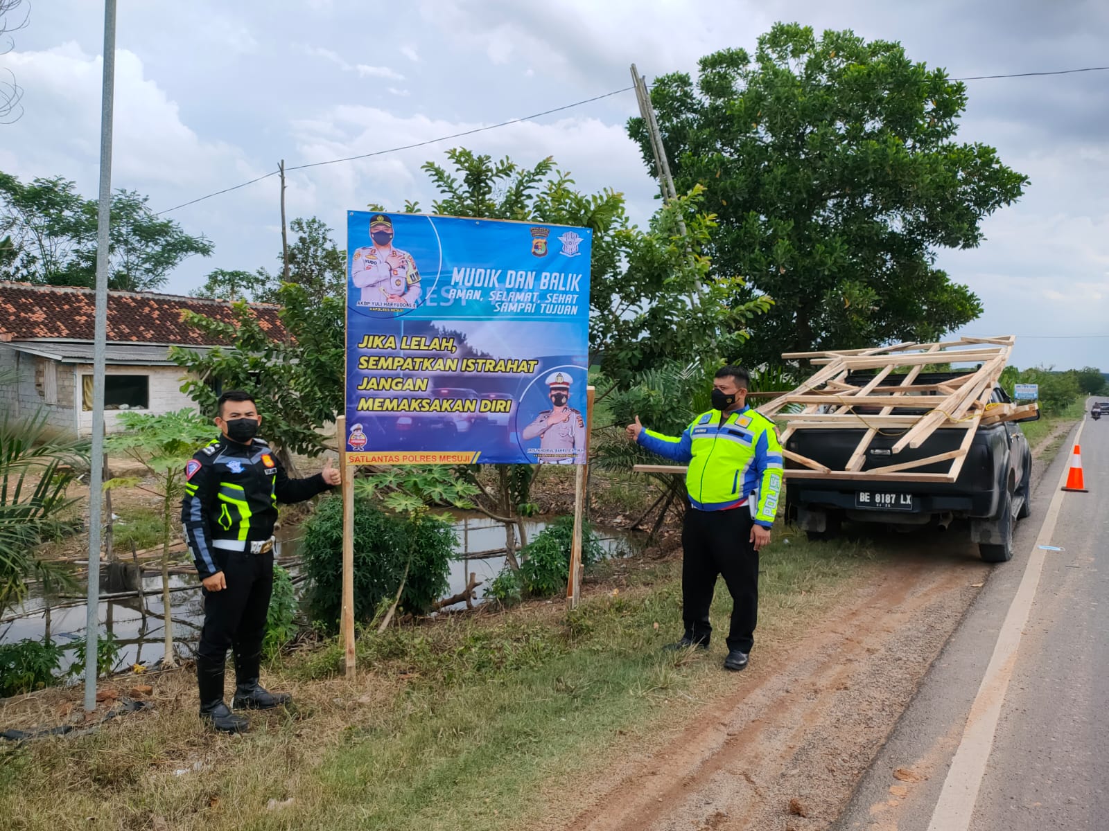 Tekan Angka Kecelakaan, Polres Mesuji Pasang Imbauan Mudik di Sepanjang Jalintim