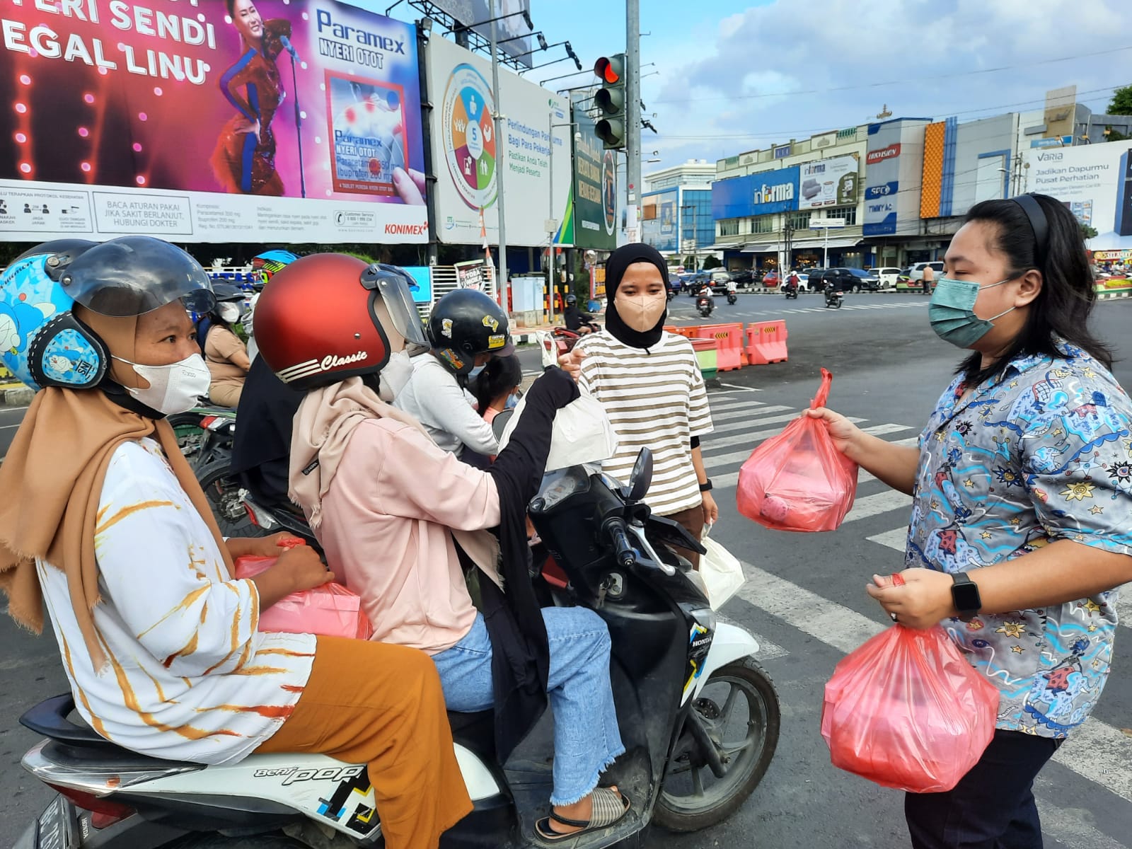 Berkah Ramadhan, Ailaa Shop Berbagi Nasi Kotak