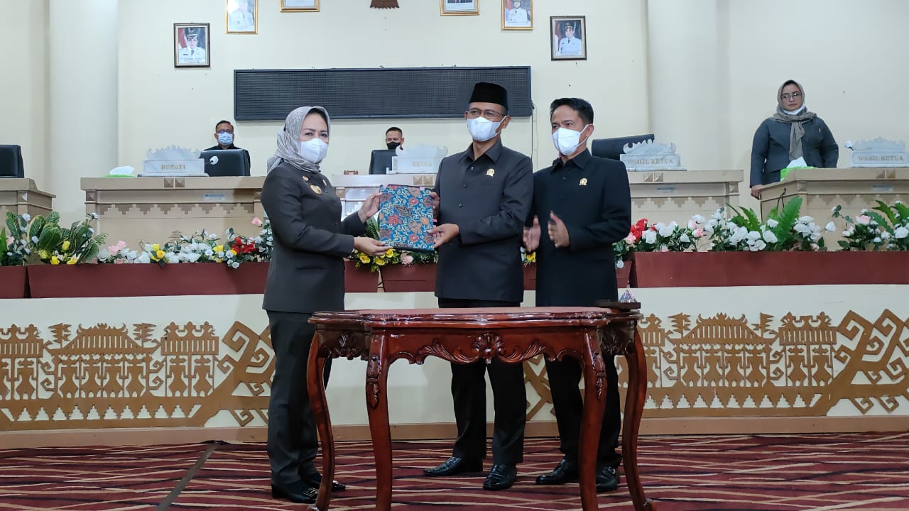 Bupati Winarti Terima Rekomendasi LKPJ Tahun 2021