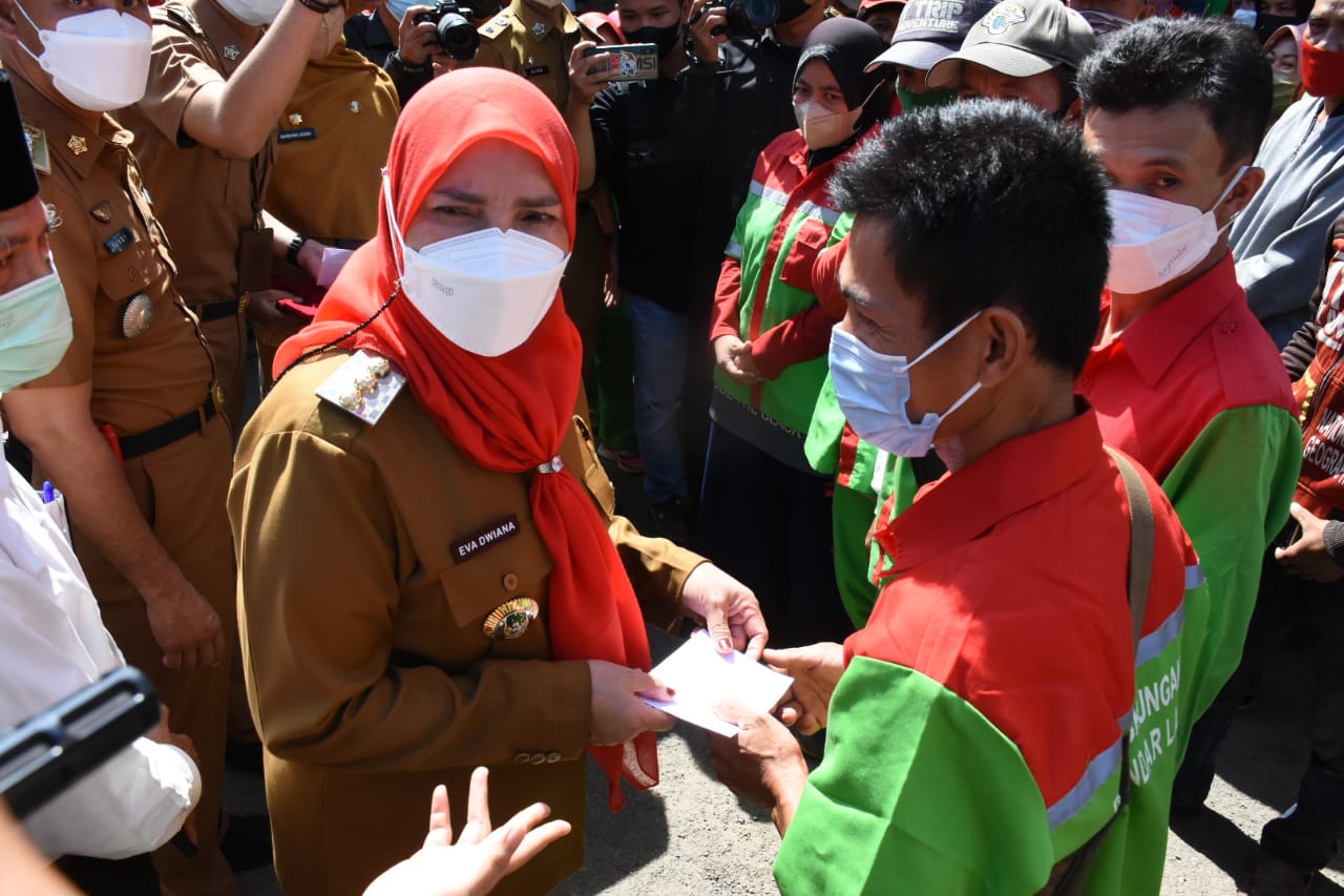 Eva Salurkan Zakat untuk Petugas Kebersihan DLH