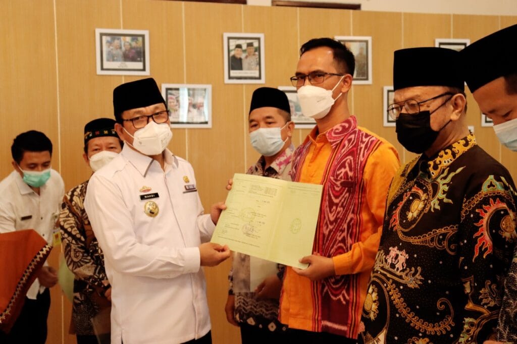 Wahdi Serahkan Enam Sertifikat Tanah Wakaf