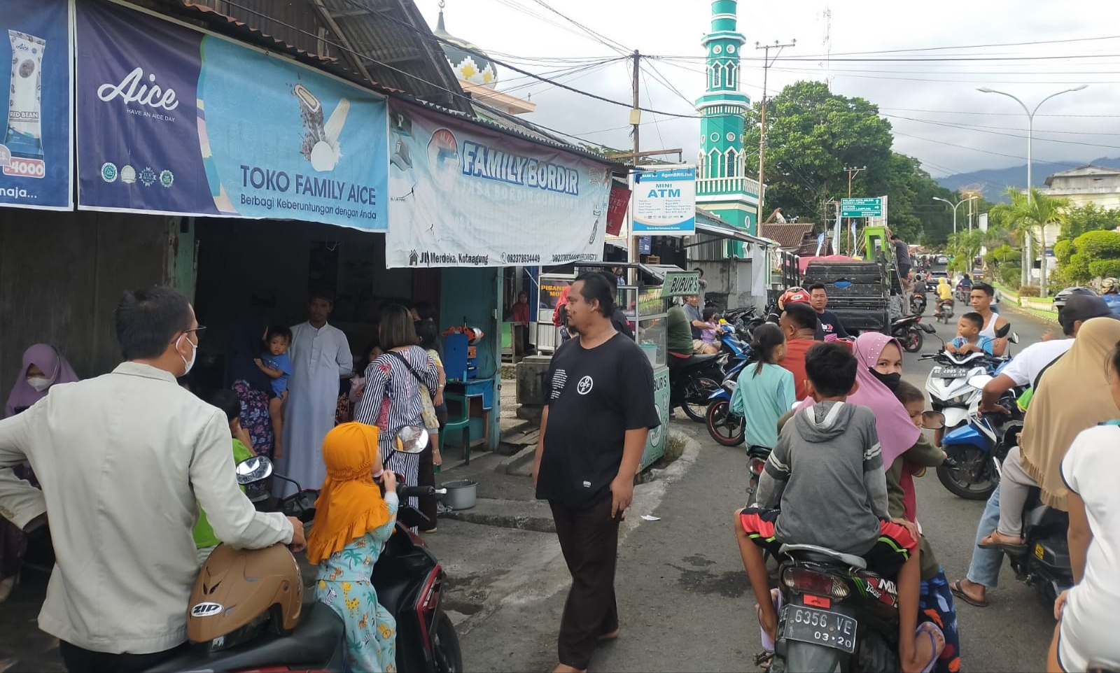 Maling Gasak Motor BeAT di Depan Toko