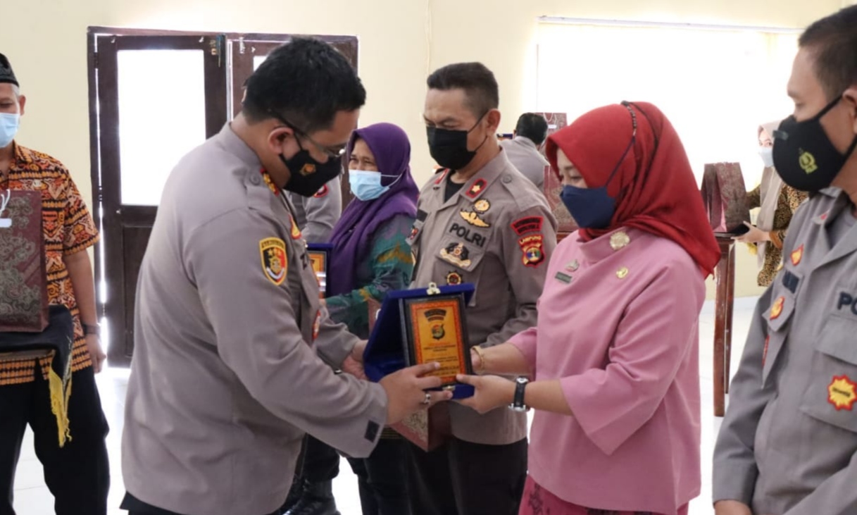 Capaian Vaksinasi Covid-19 Tertinggi, Lima Polsek Terima Penghargaan