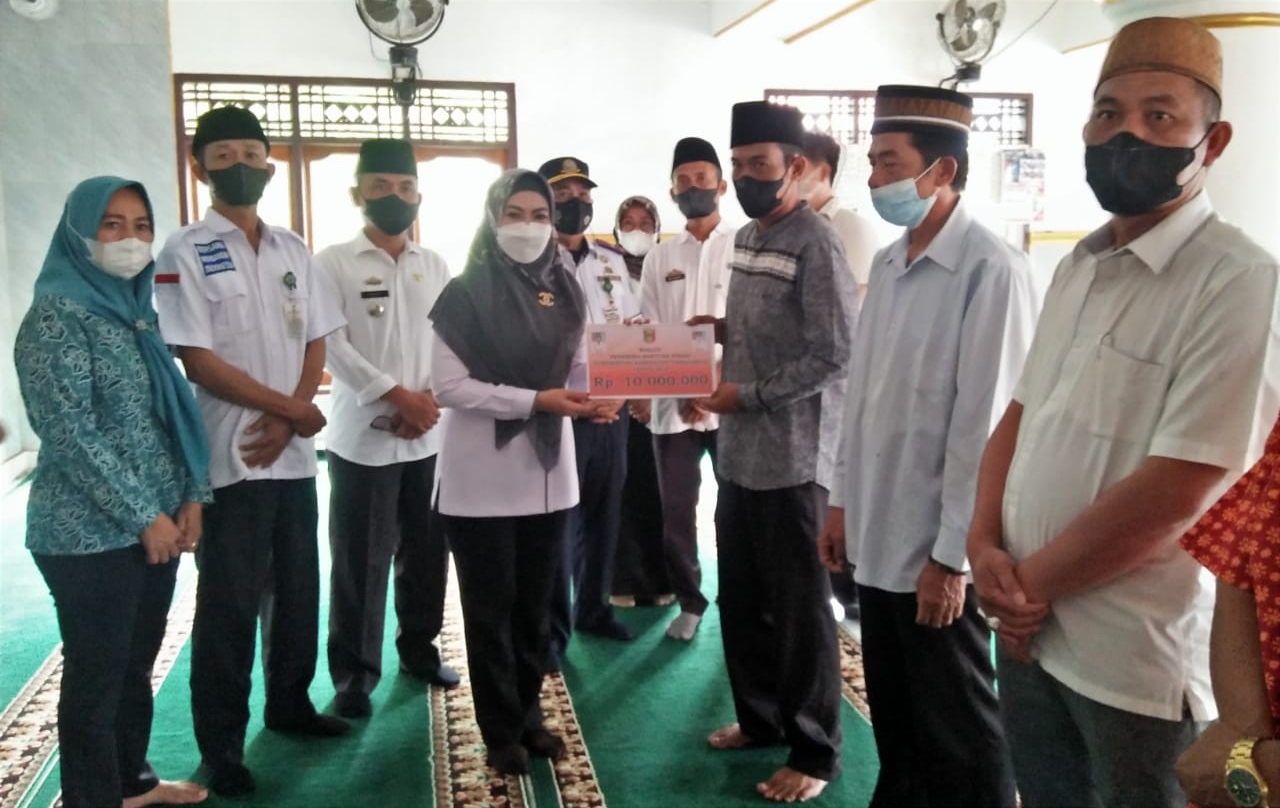 Bupati Serahkan Bantuan untuk Masjid dan Musala