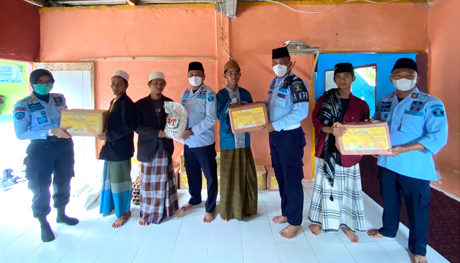 Rutan Kotaagung Gelar Baksos, Bersih-bersih dan Bantu UMKM Serta Anak Yatim