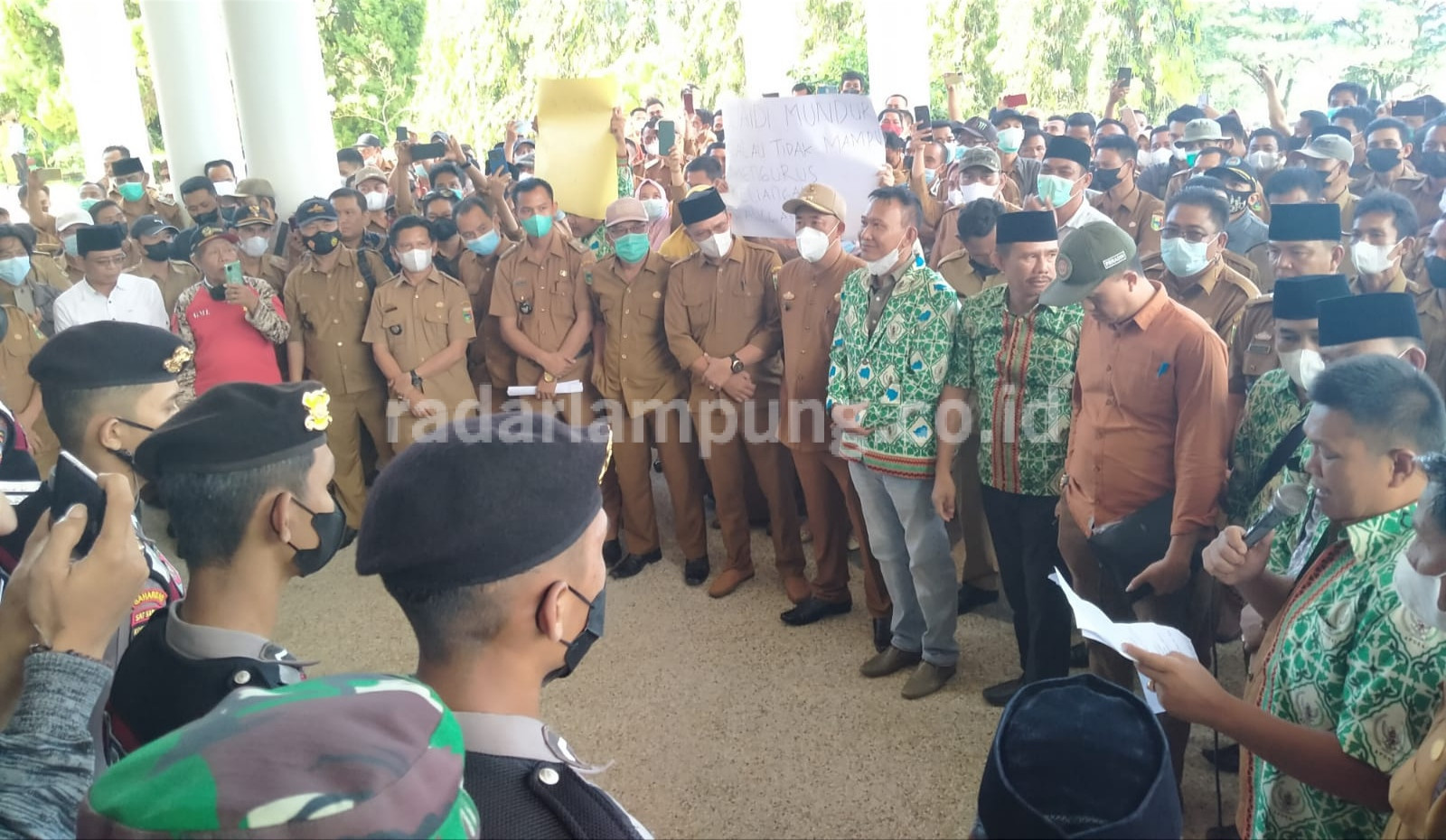 Datangi Kantor Bupati, Kepala Pekon Pertanyakan Pencairan ADP