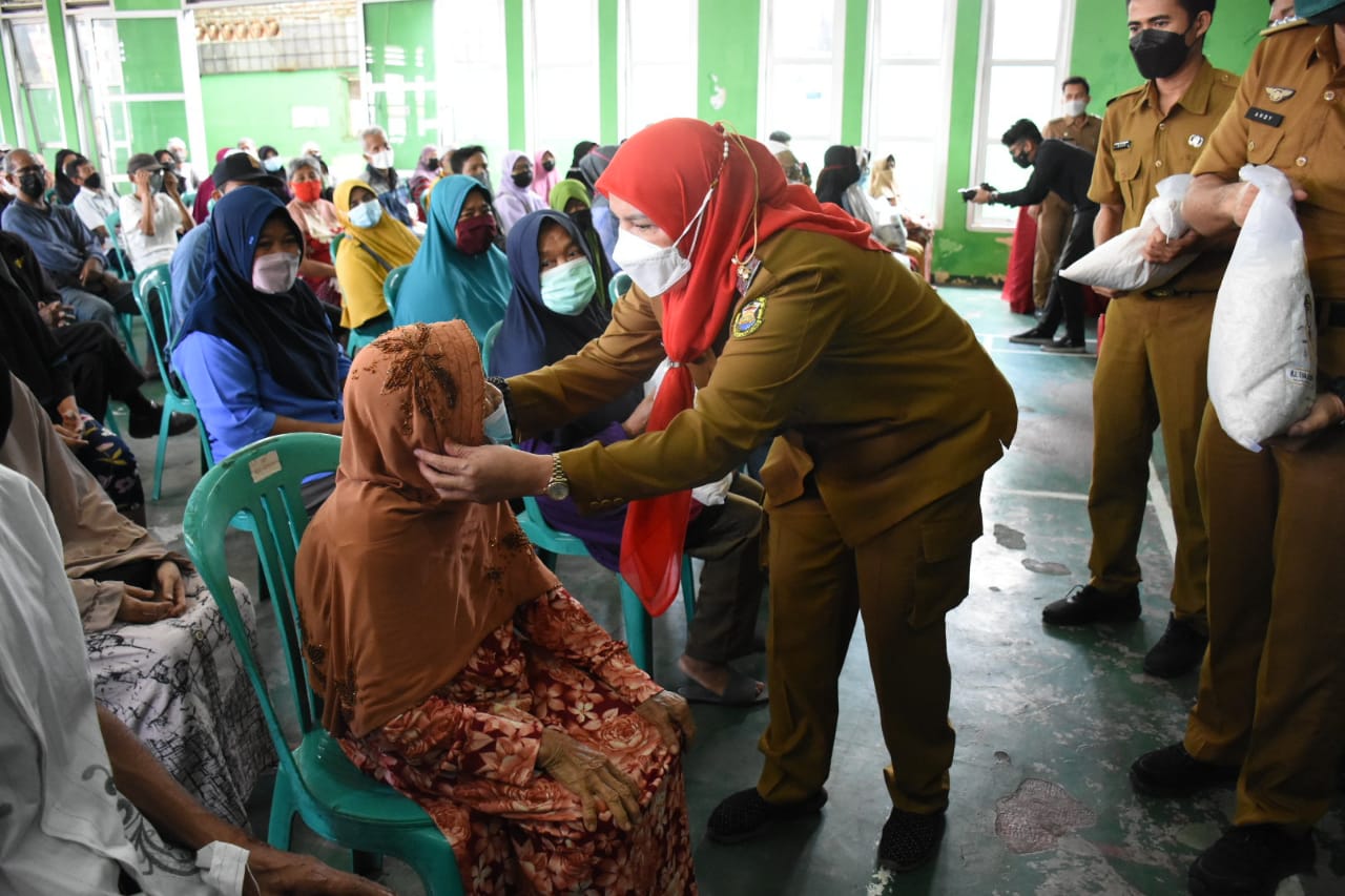 Salurkan Beras 120 Ton, Eva: Insya Allah Kita Bagi Rata