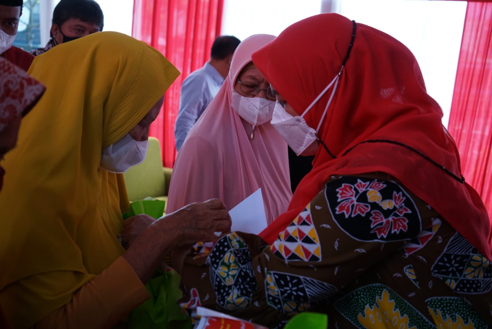 Salurkan Bantuan untuk Anak Yatim dan Lansia, Eva: Bank Syariah Juga Layani Booster
