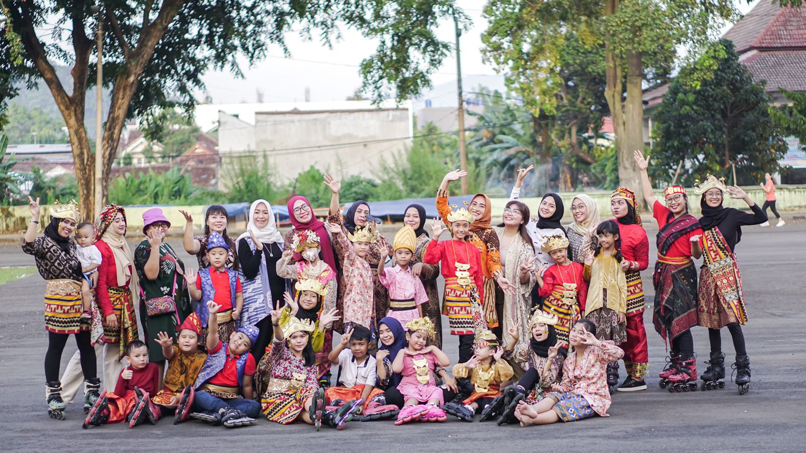 Pesepatu Roda Roller Raiders Ngabuburit dengan Pakaian Adat